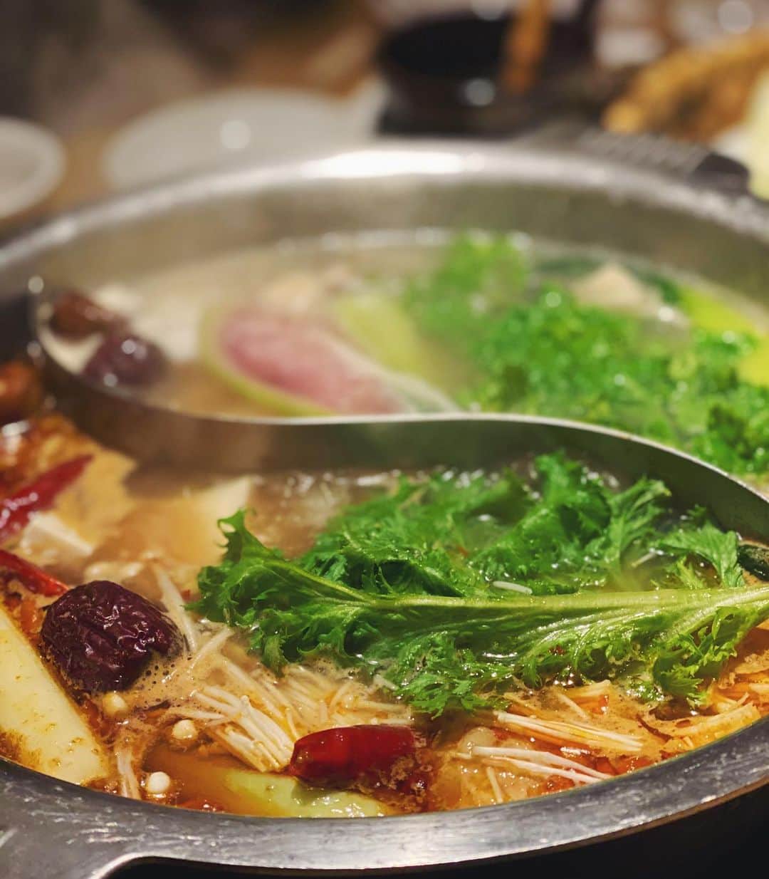 Risako Yamamotoさんのインスタグラム写真 - (Risako YamamotoInstagram)「大阪で美味しい薬膳鍋といえば…♡ 久しぶりのやきにくCHAN🥢 ・ 焼肉もお鍋もどちらもすごく美味しいから悩みます🤗💭 昨日は2種類のスープを楽しめる火鍋に♡ ・ ・ お野菜たっぷり食べれて、カリカリのチヂミも美味しかった♥️♥️♥️ #やきにくCHAN #火鍋 #薬膳鍋 #大阪グルメ」12月30日 12時59分 - risako_yamamoto
