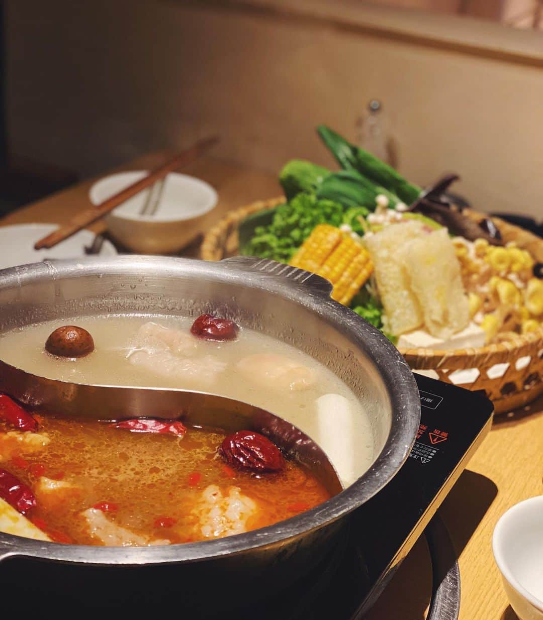 Risako Yamamotoさんのインスタグラム写真 - (Risako YamamotoInstagram)「大阪で美味しい薬膳鍋といえば…♡ 久しぶりのやきにくCHAN🥢 ・ 焼肉もお鍋もどちらもすごく美味しいから悩みます🤗💭 昨日は2種類のスープを楽しめる火鍋に♡ ・ ・ お野菜たっぷり食べれて、カリカリのチヂミも美味しかった♥️♥️♥️ #やきにくCHAN #火鍋 #薬膳鍋 #大阪グルメ」12月30日 12時59分 - risako_yamamoto