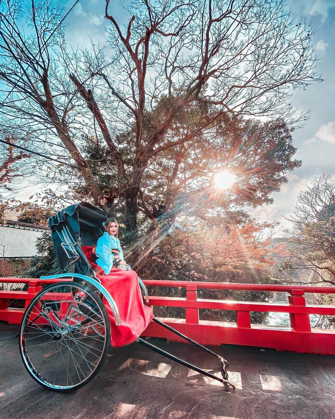 Stella Leeさんのインスタグラム写真 - (Stella LeeInstagram)「First time riding a rickshaw and it’s such a valuable experience 😭💖 I wore a beautiful light blue Kimono and my rickshaw’s driver brought me to this hidden spot away from all the tourists! With the view of river and trees, and with red bridge. Did you know why the red shade (vermilion) is often used for the bridges and tori gates in Japan? It is because Vermilion has the meaning of Sun (referring to Amaterasu Okami, the source of living things) and Fire(referring to the amulet). For this reason, the shade of Vermilion is often used to keep bad things away  This picture is taken beautifully by my driver using only my smartphone lol He even captures the komorebi (sun light in between trees) beautifully! Loveeeee #tokyodaytrip #tokyodaytripkanagawa #kamakura #EbisuyaRickshaw」12月30日 12時55分 - stellalee92