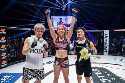 渡辺華奈さんのインスタグラム写真 - (渡辺華奈Instagram)「. 12/29 #Bellatorjapan 3RTKOで勝つことができました。 RIZIN代表として試合に出て、 勝つことができて本当に嬉しいです！ RIZIN、DEEP、日本、そして柔道が 強い事を魅せたかったのでホッとしています。 対戦相手のジョアニ選手ありがとうございました！ . . まだまだ課題は尽きませんが一歩ずつ頑張ります^ ^  応援が力になりました！！ サポートしてくださった皆様 練習仲間 FIGHTER'SFLOWのみなさん セコンドについてくれた 上田さん、渋谷さんには特に お世話になりっぱなしです🙇‍♂️ 本当にありがとうございました😊 もっともっと頑張る！！！ . . photo by @bellatormma . .  #bellator #rizin #rizin20 #TEAMRIZIN #対抗戦 #次鋒 #mma #女子格闘技 #総合格闘技 #柔道 #筋肉女子 #柔の美獣 #リカバリーの鬼  #FIGHTERSFLOW #チームで勝つ」12月30日 13時01分 - kana_0821