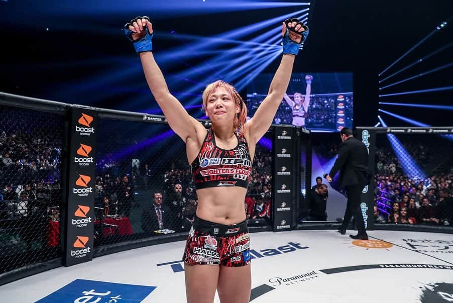 渡辺華奈さんのインスタグラム写真 - (渡辺華奈Instagram)「. 12/29 #Bellatorjapan 3RTKOで勝つことができました。 RIZIN代表として試合に出て、 勝つことができて本当に嬉しいです！ RIZIN、DEEP、日本、そして柔道が 強い事を魅せたかったのでホッとしています。 対戦相手のジョアニ選手ありがとうございました！ . . まだまだ課題は尽きませんが一歩ずつ頑張ります^ ^  応援が力になりました！！ サポートしてくださった皆様 練習仲間 FIGHTER'SFLOWのみなさん セコンドについてくれた 上田さん、渋谷さんには特に お世話になりっぱなしです🙇‍♂️ 本当にありがとうございました😊 もっともっと頑張る！！！ . . photo by @bellatormma . .  #bellator #rizin #rizin20 #TEAMRIZIN #対抗戦 #次鋒 #mma #女子格闘技 #総合格闘技 #柔道 #筋肉女子 #柔の美獣 #リカバリーの鬼  #FIGHTERSFLOW #チームで勝つ」12月30日 13時01分 - kana_0821