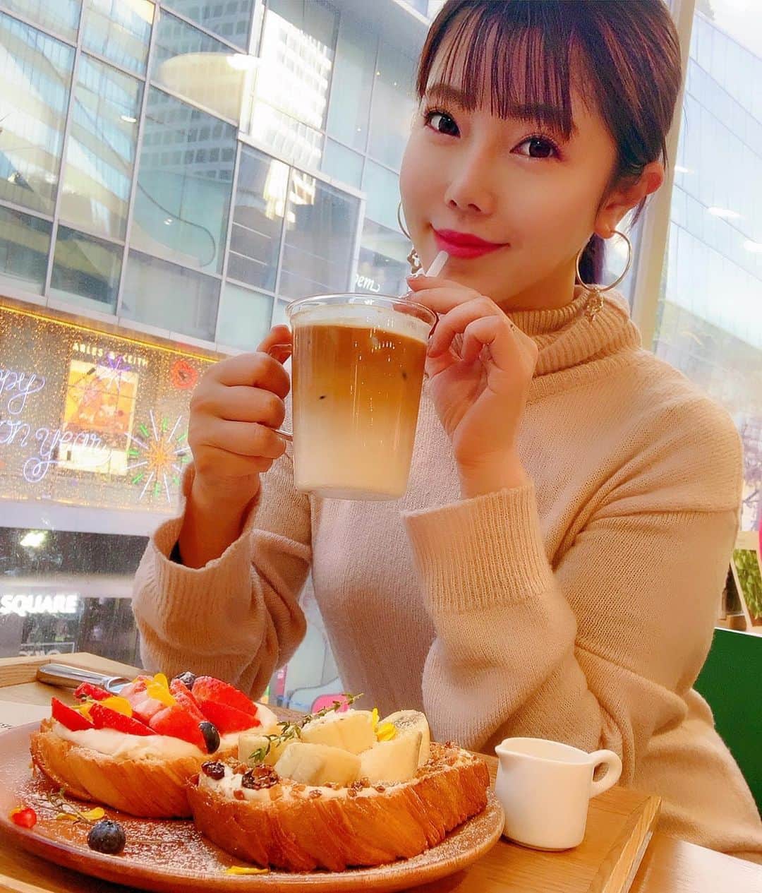 住谷杏奈さんのインスタグラム写真 - (住谷杏奈Instagram)「･ 娘と明洞のinnisfreeカフェでひとやすみ☕💭💕 ･ 私が頼んだのはデニッシュ食パンの上に クリームとフルーツが乗っかったやつ🍞で、 娘はスフレパンケーキ🥞🥰 ･ ･ 明洞へ行ったら、 ピンクプールカフェか ここのイニシスフリーカフェで 一休みするのが好きです🙋‍♀️ ･ ･ 韓国のカフェって可愛い🤤  #innisfree#innisfreecafe#soulcafe  #cafe#☕️#sweets#cafetime  #Soul#韓国#韓国旅行#trip#🇰🇷 #me#selfie#withmydaughter」12月30日 13時04分 - annasumitani