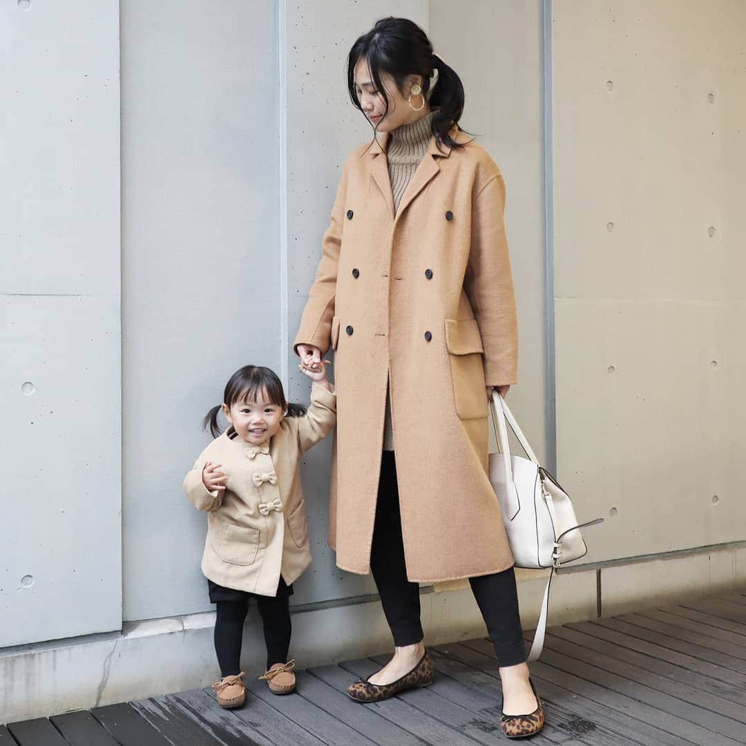 Eri Satoのインスタグラム：「beige×blackリンクコーデ · coat: @minelal__ knit: @titivatejp shoes: @outletshoes_official bag: @29_anni · 靴は @outletshoes_official レオパード柄の靴はポイントになって可愛い🐆 · 今日はお友達ファミリーのお餅つきに混ざってきたよ～😋 明日は筋肉痛だね🤣🤣🤣 · #アウトレットシューズ#outletshoes_life #fashion#ootd#outfit#code#coordinate#style#ファッション#コーディネート#コーデ#プチプラ#プチプラコーデ#シミラールック#シンプルコーデ#mamagirl#locari#ママファッション #partegram#読者モデル#ママモデル #l4like#カジュアル#お洒落さんと繋がりたい」