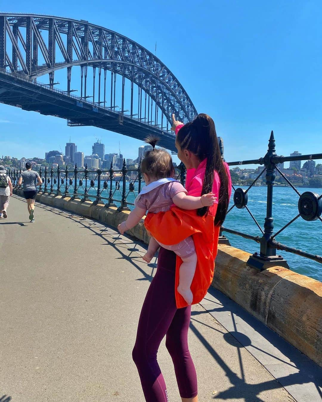 ケイラ・アイトサインズさんのインスタグラム写真 - (ケイラ・アイトサインズInstagram)「Arna and I had the BEST time exploring Sydney when we were there last month. I feel so grateful that I was able to take my sweet angel with me on my travels, I honestly would not have coped without her. I had a couple of days on my own in Dubai after @tobi_pearce took Arna home and it was the longest we'd ever spent apart. #BBGmums you will know how HARD those first nights away are let alone being in a different country - it was really tough. Luckily I have the most incredible family full of willing babysitters (literally they were fighting over who would come and help Tobi look after her haha). For the ladies who don't know much about Australia, tomorrow night this view of Sydney Harbour will VERY different. Thousands of people flood down here to watch the festivities and bring in the New Year. Meanwhile, Arna, Tobi and I will be watching everything happen...on the TV from the comfort of the couch hahaha. 😍📺 #BBGcommunity, I want to know how YOU celebrate New Years with your family and friends. Comment below!」12月30日 13時10分 - kayla_itsines