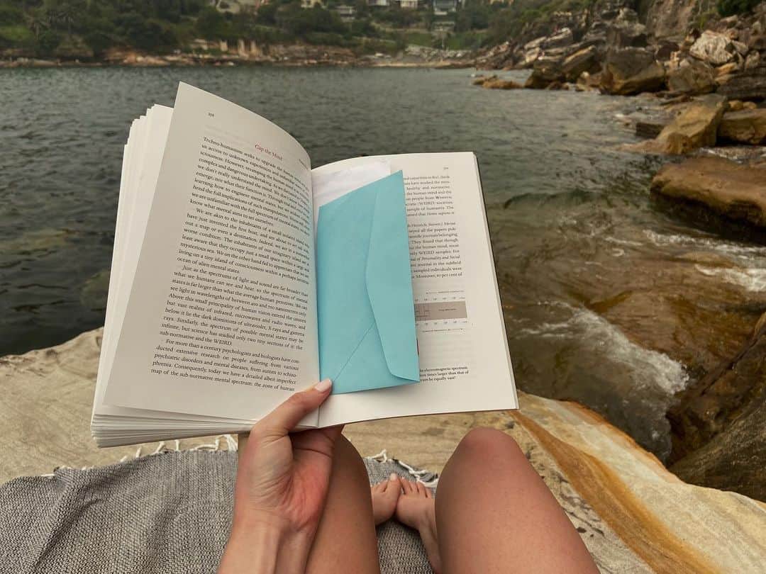 アリシア・デブナム・キャリーのインスタグラム：「My favourite kind of holiday.  Finally finished Homo Deus. Only took me a year.」
