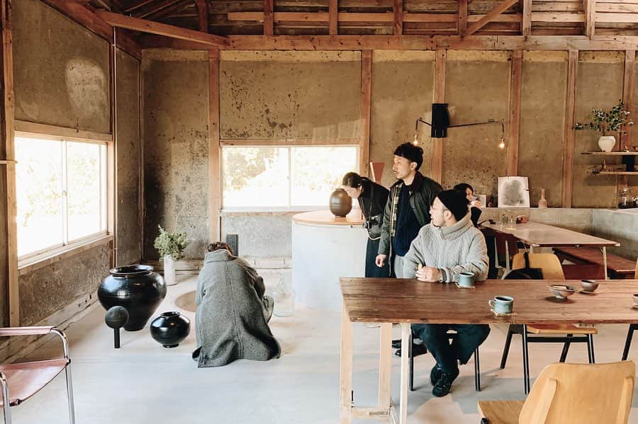 naoko tawaraのインスタグラム：「昨日は久々に @nota_shop へ。 ちょうど福井さんの展示&在廊日で、わいわい作品見させていただきました。 遠方から代わる代わる人がやってきておもしろい出会いもあり、現場見せてもらったり、作品や本のお話聞かせてもらったり、、、お昼食べれのも忘れて長居してました。時間忘れてしまう場所だなぁ〜NOTA。楽しかった〜いい遠足になりました。 駿坊さんいつもありがとう。 置田さん、たっきーさん、えーちゃんもありがとうございました〜いい遠足でした☺️ また来年も。 #notashop #福井守　#exhibition #信楽」