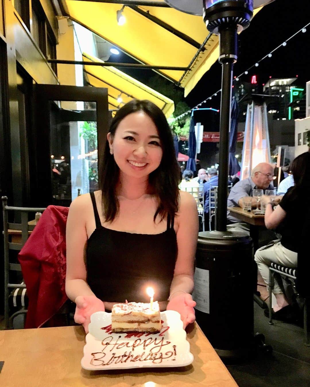 のインスタグラム：「2019年も残すところ後2日。とゆーことで載せようと思って後回しになってた写真載せていきますwww 誕生日でサンディエゴに行ったときの。大好きなティラミス食べてご機嫌♡♡ The picture on my birthday in San Diego. I look super happy cuz tiramisu is one of my favorite dessert😋😋#sandiego #2019」