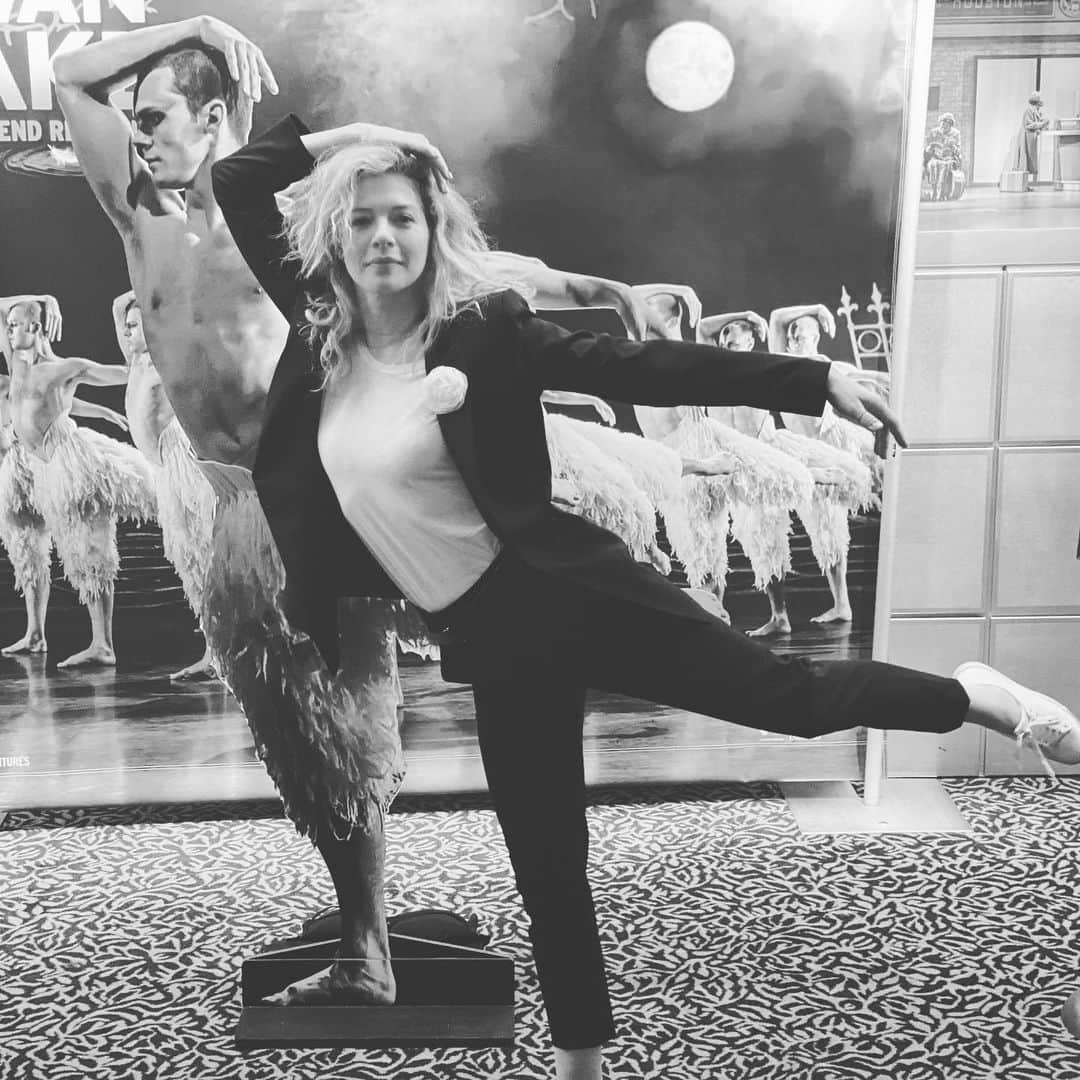 レイチェル・レフィブレのインスタグラム：「Intermission. Ran into this guy 🦢 #swanlakeballet #matthewbourne」