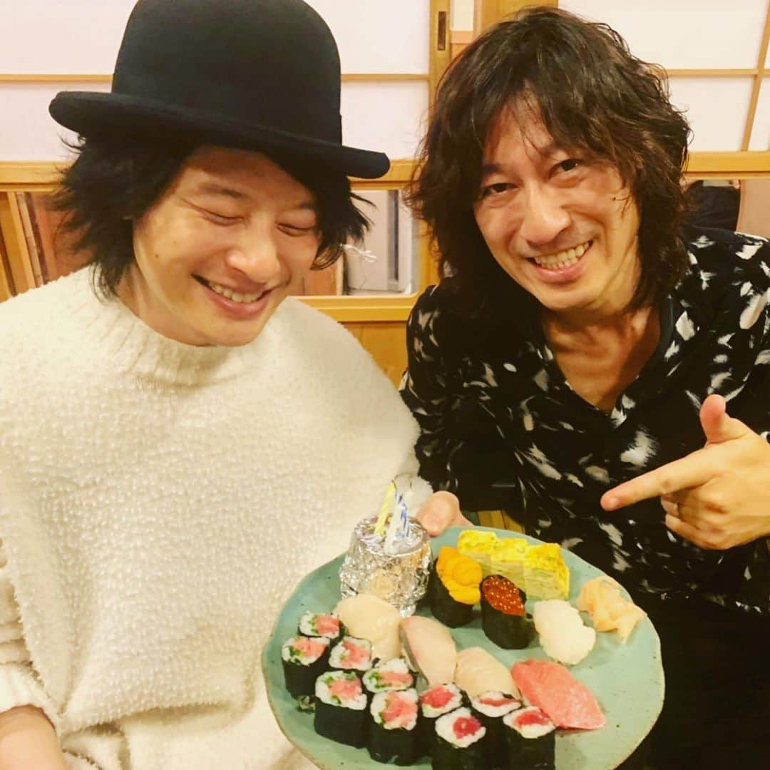 磯部寛之さんのインスタグラム写真 - (磯部寛之Instagram)「Thank you all so much for your birthday wishes! I am so blessed to have all of you in my life. Just a couple more days left in 2019, I hope you all have a happy new year. Hiro 皆さん、沢山の誕生祝いのメッセージやプレゼントありがとうございます。自分の人生の中で皆さんと関わる事ができて幸せです◎今年も残すところ僅かですが、皆さん良いお年をお迎えください。ひろ #alexandros #birthday #happytobealive #glay #takuro #さん #や #他 #にも #色々 #な #方に #祝って #いただきました #ありがとうございました #幸せ者 #鮨ケーキ #斬新 #げきうま」12月30日 13時30分 - hiro_isobe_alexandros