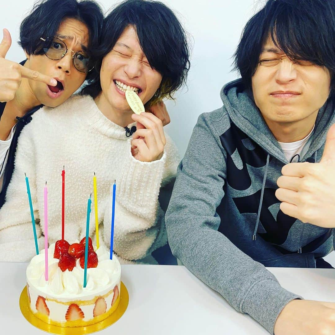 磯部寛之さんのインスタグラム写真 - (磯部寛之Instagram)「Thank you all so much for your birthday wishes! I am so blessed to have all of you in my life. Just a couple more days left in 2019, I hope you all have a happy new year. Hiro 皆さん、沢山の誕生祝いのメッセージやプレゼントありがとうございます。自分の人生の中で皆さんと関わる事ができて幸せです◎今年も残すところ僅かですが、皆さん良いお年をお迎えください。ひろ #alexandros #birthday #happytobealive #glay #takuro #さん #や #他 #にも #色々 #な #方に #祝って #いただきました #ありがとうございました #幸せ者 #鮨ケーキ #斬新 #げきうま」12月30日 13時30分 - hiro_isobe_alexandros