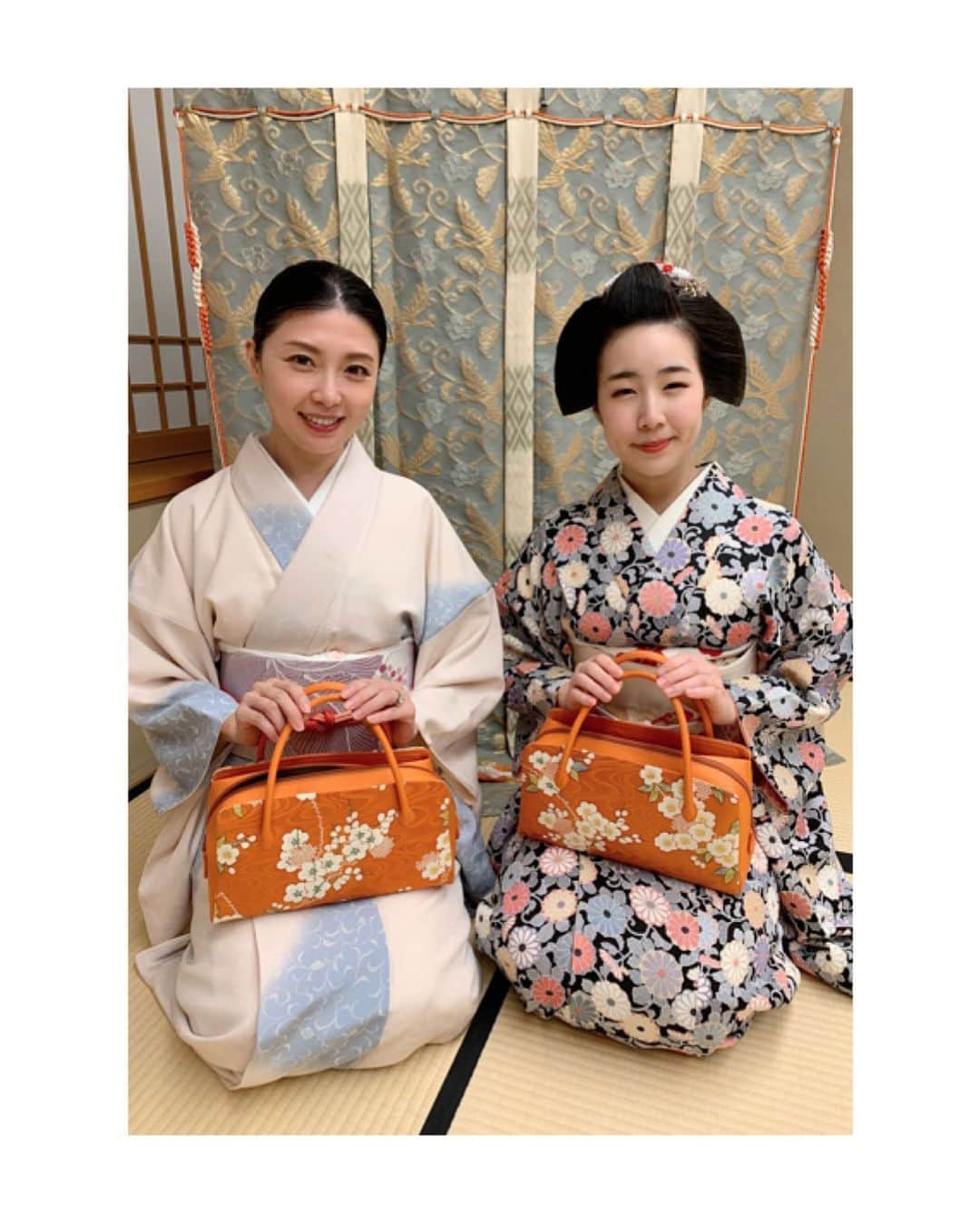 川村亜紀さんのインスタグラム写真 - (川村亜紀Instagram)「うちの可愛い君萌ちゃんと💕 2人でお揃いで持っている利休カバンは、私のお振袖のお仕立て直しをした時に残った布を使い出来た物です。 お仕立て直しをお願いしました呉服店さんから布が多く残りカバンを2つ作れると嬉しいお知らせがあり、萌ちゃんとお揃いで持つことにしました。 同じように見えますが、2人それぞれにお柄が違います。  君萌ちゃんも大切に沢山使ってくださっているようなので嬉しい限りです😊 君萌ちゃんはお人さんのお気持ちを大切にする子なのですよ。  こうしたお着物、帯や帯締めなどの和装小物などを作るには色々な職人さんの知恵と技術とお時間を要します。 途絶えてしまっては遅いので、このような伝統文化、伝統的な技術をもっと伝えていける事が出来ればと思います。 そして、君萌ちゃんのような舞妓さんや芸妓さんを始めとする花街の文化の素晴らしいところをもっと多くの方々にお伝え出来れば幸いです。 花街の事に関しては誤解されている部分もまだありますので、そのような物事も解消していければと思います。  日本の伝統文化、伝統技術、伝統工芸、伝統芸能などの重要性、貴重性をより伝え広めていけますように。  #お着物 や #花街 #歌舞伎 など #日本の伝統 が長く守られ受け継がれますように。 #kyoto #hanamachi  #miyagawacho #miyagawachomaiko #kimimoe  #kimono #japanesekimono #japanesetradition #beautifultradition #lovekimono  #instakimono  #日本の伝統 #守るべきもの #京都 #京都花街 #宮川町 #宮川町舞妓 #舞妓 #舞妓さん #からげ #からげ姿 #君萌 #君萌ちゃん #今月の君萌ちゃん #萌ちゃん今日も可愛い  #萌ですよろしくお願いします #亜紀の和装記録」12月30日 13時43分 - _aki1015_