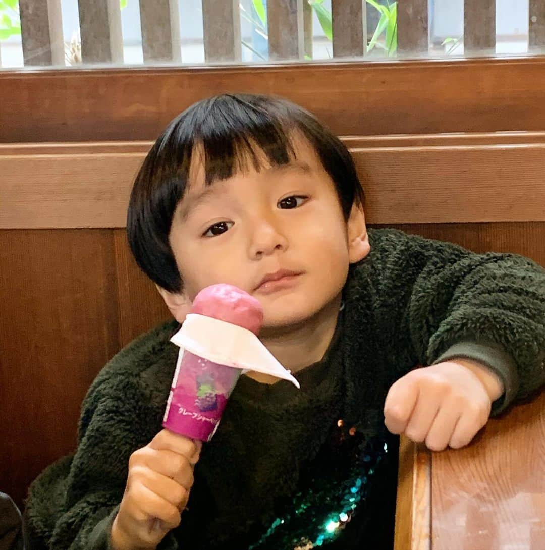 山口尚美のインスタグラム：「パパに似てるな〜🎸」