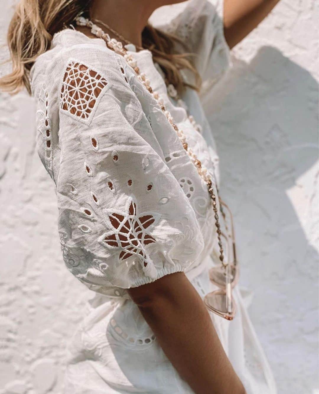ブルーライフのインスタグラム：「winter whites 🤍 the lala linen shift dress by @spell ⭐️」