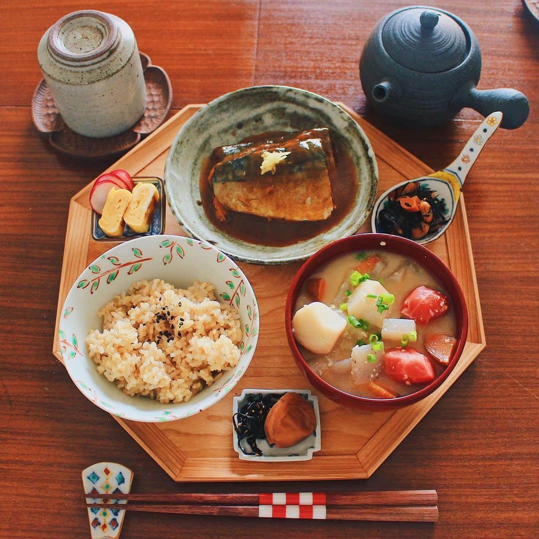 Kaori from Japanese Kitchenさんのインスタグラム写真 - (Kaori from Japanese KitchenInstagram)「いつかの朝ごはん。さば味噌煮とつみれ汁です。 ・ こんにちは。 いつかの朝昼ごはんで失礼します。 色々おまけ付きの一汁一菜。 (もはや一汁一菜ではない…？) 冬になると不思議と さば味噌が美味しく感じられます。 寒くてエネルギーを使う分 身体がこってり感を欲してるのかな。 つみれ汁は白味噌仕立ての粕汁。 お正月用の食品は可愛い色のものが多くて つい買ってしまいます。 余計なものが入っていない 紅白つみれをたまたま発見したので 参考までにパッケージとメーカーさんの 写真を載せておきますね。 島根県出雲市の別所蒲鉾店です。 ・ 昨日からマイアミにいます。 順番前後してますが新婚旅行です。 一人で行動することが多かった分 二人の旅行はまた違った楽しさがあるなぁと しみじみ感じています。 わたしは早速腹痛になり 夕方からずっとホテルで寝てました泣 年末年始になるとよく体調悪くなる… 年越しを海外で迎えるのは初めてで 不思議な気分ではありますが のんびり過ごしたいと思います。 ストーリーズばかり更新してると思いますが 自分が見たもの感じたこと ありのままをアップしますので お正月の暇つぶしに見てくださると嬉しいです。 こちらは夜23時。 散々寝ましたがおやすみなさい。 ・ ・ 【おしながき】 玄米 紅白つみれの粕汁 さば味噌煮 ちっちゃな卵焼きとラディッシュ 梅干しと昆布 ひじきの煮物 ＊今回薬膳走り書きはお休みします＊ ・ Hi from Miami! Here’s Japanese breakfast:Brown rice, miso soup w/ fish ball, simmered miso mackerel, small rolled egg omelette w/ radish, simmered hijiki seaweed, and pickled plum. ・ ・ 2019.12.30 Mon ・ #japanesemeal #japanesefood #washoku #breakfast #朝ごはん #おうちごはん #早餐 #아침밥 #薬膳 #うつわ #和食器 #japonais #自炊 #松浦コータロー #てづくりごはん365 #岡晋吾 #iwakagu」12月30日 13時39分 - coco_kontasu