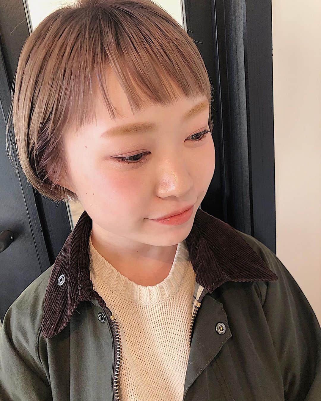 のインスタグラム：「ブリーチ必須な柔らかいベージュ🌼﻿ メンズライクなお洋服でも﻿ ほんのり女の子らしさが残るように﻿ いつもより少し長さを残したショートボブ🐥🌼﻿ #sakinchohair﻿ #hairarrange#hair#arrange#hairset#ヘアアレンジ#アレンジ#ヘアセット#豊橋#美容室#ヘアメイク#出張ヘアメイク#ボブ#ベージュ#ハイトーン#前髪カット」