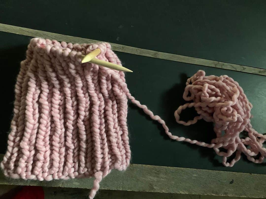 ミッキー・サムナーさんのインスタグラム写真 - (ミッキー・サムナーInstagram)「Before & After 🧶  @loopymango #knitting #homemadegifts #merinowool #skillsfortheapocalypse」12月30日 13時44分 - sumnermickey