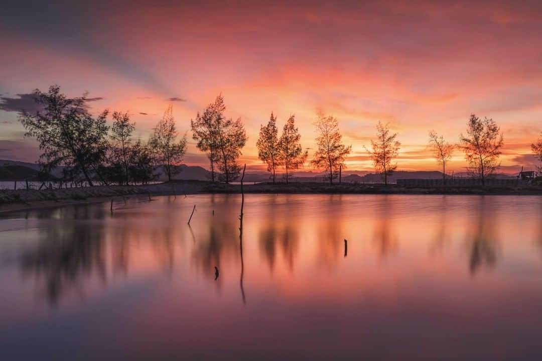 Canon Asiaのインスタグラム：「We hope you found your breakthrough in your photography journey in 2019! Don't forget to pause and enjoy's nature gift to us just like this magnificent sunset 💜❤️🧡 May the new decade bring new photography inspirations and many happy moments for you and your loved ones! ⁣ ⁣📷 Image by Thinhpduong (@thinhpduong) on My Canon Story shot using the Canon EOS 5D Mark IV | f/11 | 10s | ISO 100 | 35mm ⁣ ⁣Want your photos to be featured too? Tag them with #canonasia or submit them on My Canon Story, link in bio! ⁣ ⁣#canonasia #photography #sunset #newyear #newdecade #vietnam #PhanRang #2020」