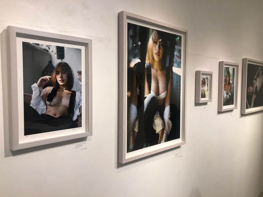 COCOさんのインスタグラム写真 - (COCOInstagram)「. 舞山秀一×COCOの写真展 COCO Come Here HIDEKAZU MAIYAMA PHOTO EXHIBITIONが無事終了しました！ 沢山のご来場ありがとうございました✨ 舞山さんに念願の写真集を撮って頂くことが出来て、更に写真展まで開催することが出来て本当に幸せです。 こんな貴重な体験を本当にありがとうございました💘 . 📸は舞山さんとヘアメイクの萩村さんと💕」12月30日 13時49分 - coco_coco000