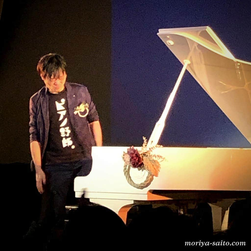 斎藤守也さんのインスタグラム写真 - (斎藤守也Instagram)「昨日の写真とセットリスト 【YTY 忘年会ライブ 2019】 ◯1st  1  On y va !  2  彼こそが海賊  3  みんな猫になりたいのさ  4  ハロウィンタウンへようこそ 5  ノートルダムの鐘  6  The Challenger(未発表曲) 7  案山子(未発表曲) 8  Gサイン  9  別れの曲 ◯2nd  1  オーシャン  2  Let it go  3  アンダーザシー  4  フレンドライクミー  5  小さき花の詩  6  いつかの空 7  月の歌  8  Un Passage 9  Presage ◯3rd  1  キャトルマンのテーマ  2  ウーシーロンド  3  Comeback(未発表曲) 4  颯(ロックver)  5  FLOW (ロックver)  6  悪魔のしっぽ  7  DDROCK  8  Top gear (超高速ver) ◯4th ※乾杯&トークコーナー  1  なごり雪  2  青空 3  上を向いて歩こう 4  日曜日メドレー ・笑点のテーマ ・サザエさん ・おどるポンポコリン 5  LFメドレー ・RGR ・Follow me ! ・Fancy fair ・フラワーダンス  アンコール らららの歌～第九～お正月～蛍の光～Boogie impro～Boogie Back to YOKOSUKA  #弾きおさめ  #仕事おさめ  #忘年会ライブ  #45分4ステージ  #弾きたおした  #みんなで歌った  #ジャンケンもした  #年末ジャンボは水引のコサージュ  #いっぱい喋った  #いっぱい呑んだ  #ジャックオーランタンも来た  #ステージからの写真撮り忘れた  #4ステージは無理がある  #横須賀 #yokosuka  #ヤンガーザンイエスタデイ #youngerthanyesterday #yty  #斎藤守也 #moriyasaito #守也 #moriya #MONOLOGUE #monologue」12月30日 14時08分 - moriya_monologue