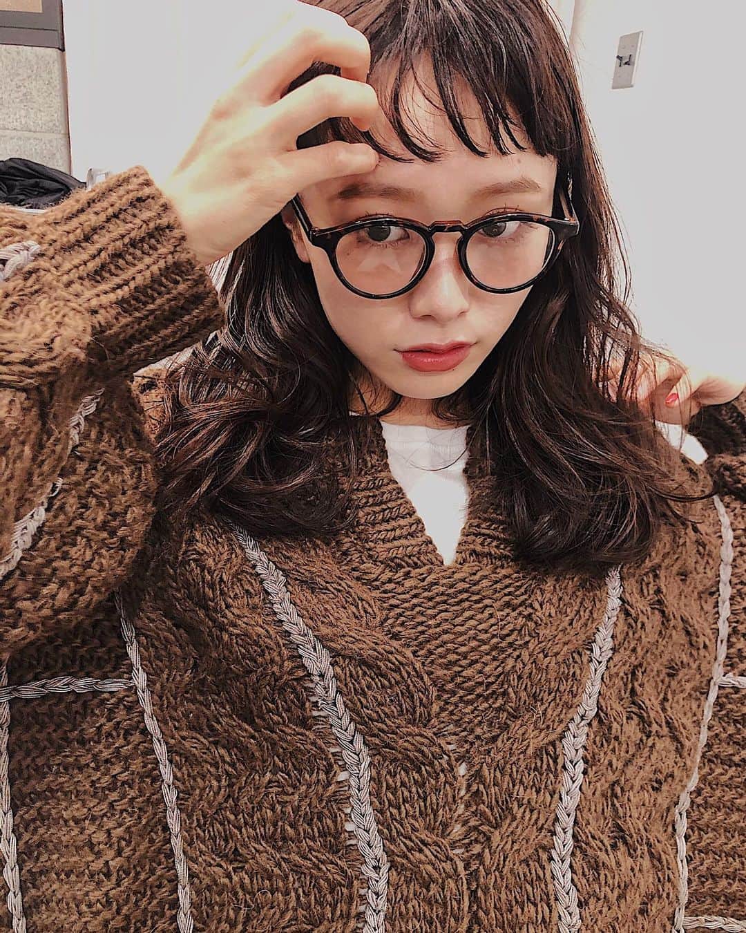 のインスタグラム：「ヘアカラーはチョコレートみたいな色🍫🐥﻿ ざっくりニットにメガネ。﻿ ランダムに巻いた前髪。﻿ かわいかった。🙈﻿ #sakinchohair﻿ #hairarrange#hair#arrange#hairset#ヘアアレンジ#アレンジ#ヘアセット#豊橋#美容室#ヘアメイク#ヘアカラー#前髪カット」