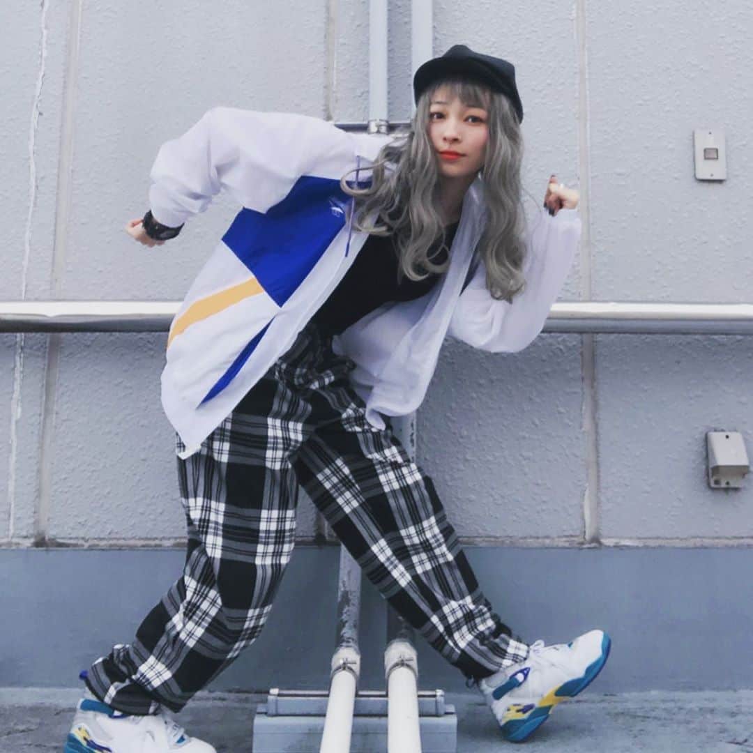 ジェニーのインスタグラム：「NEW LOOK✨  やっぱりReebokのジャケットがかわいいですね。いい色合い確かヨット柄だっけ？そういう色合いらしいですよ🥰  このコーデを完全にモノトーンに寄せるのもよかったなぁ。ライダースのジャケットに真っ白のNIKEのair forceのシューズ！良くね！？あぁ服好きw  #ootd #fashion #streetstyle #streetfashion #newlook てかトップスと同じ濃い目のブルーシューズ買わなきゃなぁ…唯一青い靴だけ持ってないの！」