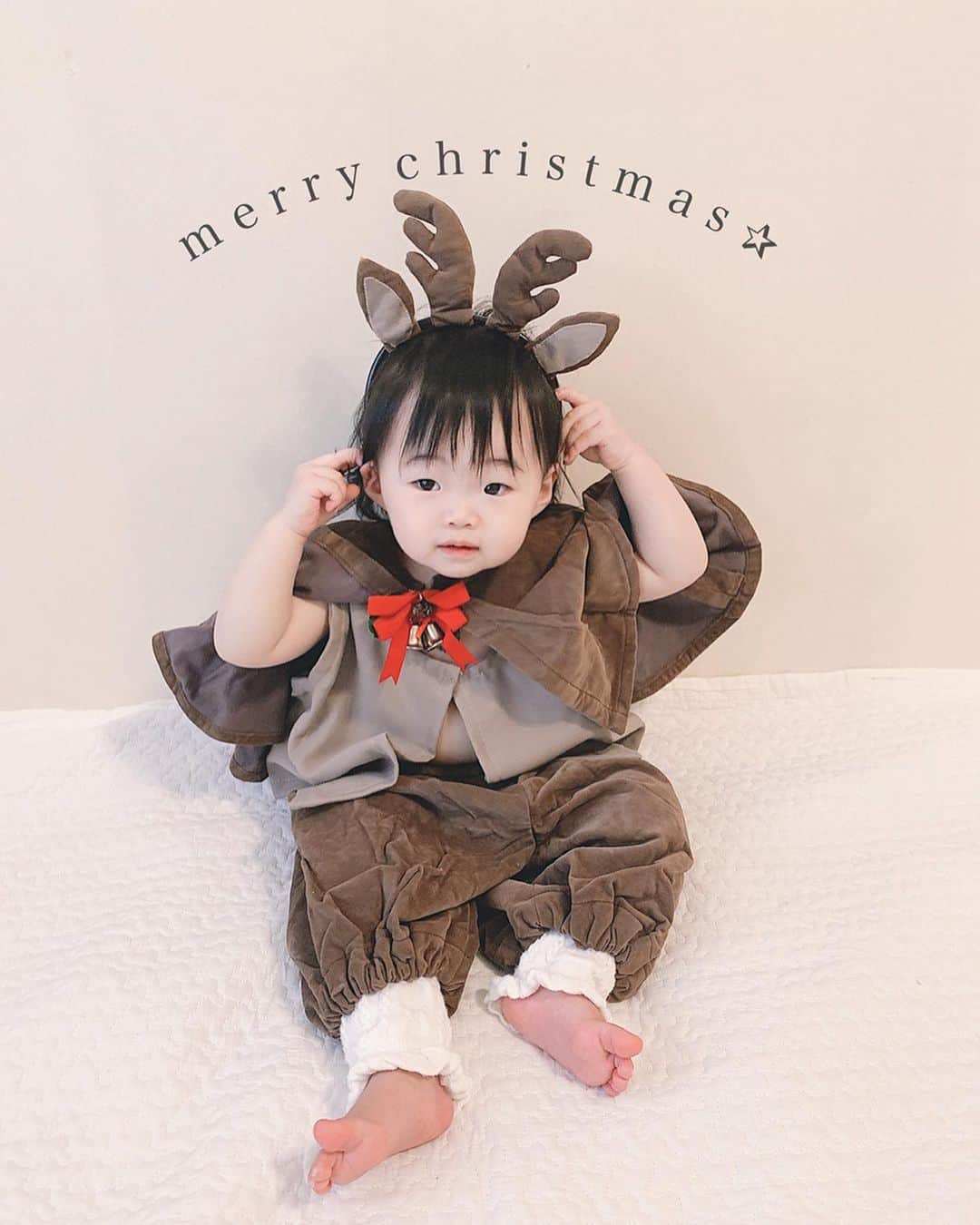 さっぴちゃんのインスタグラム：「♡. . ✰𓈓merry christmas𓈓🎄✰(今更感満載) . . 可愛すぎたトナカイあーちゃん𓃲 カチューシャすぐ取るから最初の画像は 本当に写真撮り始めた1枚目に 奇跡的に撮れた写真☺️♡♡♡(笑) . . ちなみに、わたしの母の手作りで わたしが2歳の時に着ていたトナカイ♡♡ ついでに兄が着てるサンタさんも持ってる 袋も手作り👏何も見ずに当時の おかあさんといっしょのお姉さん達が 着てた衣装を再現したらしい😳♡♡ . . 大きいミニーサンタのぬいぐるみは お気に入りみたいで、どついてました💪♡ . (笑) . .」