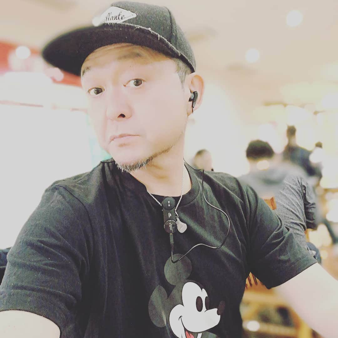 松本隆博のインスタグラム：「。 先日、ボランティアについて書いた、ケチ臭いとか金の猛者？とか 書いてくれた人もいるので、もう少し追加して書きたい。お金と使い方。 時々さ、マルシェとか出店が出てる イベントにて歌う時あります。その時僕は可能な限りその周りのお店でお金を使います。恐らく出店料も払ってるだろうしこのイベントの主旨に賛同したり理解してお店を出されている。その、枠の中でステージ作れたり歌ったりダンスしたりのイベントが行われる。 そんな時にさ、駅前のコンビニで食材やアルコール調達してイベントに来られる人もいる、もちろん！それはダメという意味ではなくて、お金の使い方として、周りを見渡す余裕もあって良いのかなぁと思うわけよ。 近年、全国的に花火大会が無くなってるのも原因のひとつに似たような現象があるからだ。結局花火大会が無くなって困るのはお客さんだ。 持ちつ持たれつ、なんて言葉はさもう使い古された日本の伝統の言葉。コンビニで買った方が安いし安定で美味いのかもしれんが、そこの出店で買ったものは思い出に残ることも多いんだ、美味かった不味かった（笑）高い、舌が赤くなったーとか、ミルク煎餅なんか今の若い子知らんやろうし、、、思い出。 それはお金では買えない。 、、、ちょい先日の僕の話とはズレたかもしれんがヽ(*´∀｀)ノ。  お金は目先のものなかれ。  だからと言って、そょーもないイベントだったらさ買う必要は微塵もない。もちろん金が勿体ないと思ったら絶対に買うな。  はいさーい（笑）ヽ(*´∀｀)ノ  沖縄より  人生遊歩道 松本隆博」