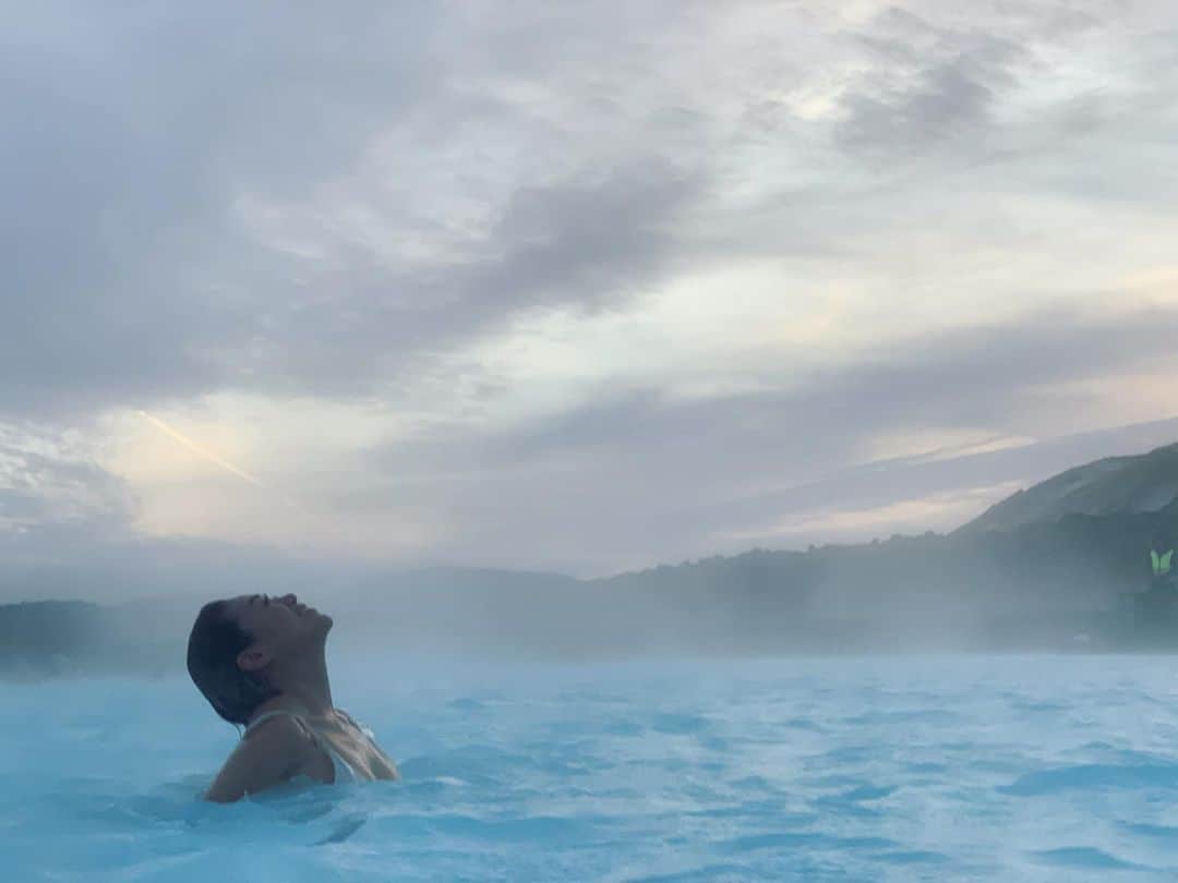 早坂香須子さんのインスタグラム写真 - (早坂香須子Instagram)「1年前の今日、 アイスランドへと旅立った。  ネロリラボタニカの青セラム（レスキュービューティーセラム）の構想はこの頃にすでにスタートしていたけれど、五感で感じたブルーラグーンの癒しと治癒力は、青セラム開発の後押しをしてくれたように思う。  完成した青セラムは、まさに癒しの力と治癒力を兼ね備えた美容液。 お使いの皆様、使うたびに、ブルーラグーンのエネルギーを浴びてるって、思ってみてね💙  アイスランド、いつかまた戻りたいな。  #ネロリラボタニカ  #nerolilabotanica  #レスキュービューティーセラム#青セラム #bluelagoon#iceland #私にとって旅は最大の投資」12月30日 14時16分 - kazukovalentine