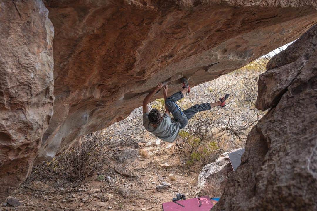 ポール・ロビンソンのインスタグラム：「Well, I climbed The Seventh Circle, V14/8B+ and I am psyched 🥇💪🙌😊!!!! This one took some fight! It definitely made the send feel that much better. Props to @jasonkehl_cryptochild for putting up such a stunner of a line. Hueco just has some of the most incredible boulders out there 🙌🙌 #bouldering photo and huge thanks for taking me out there so many times @westmountainmedia」