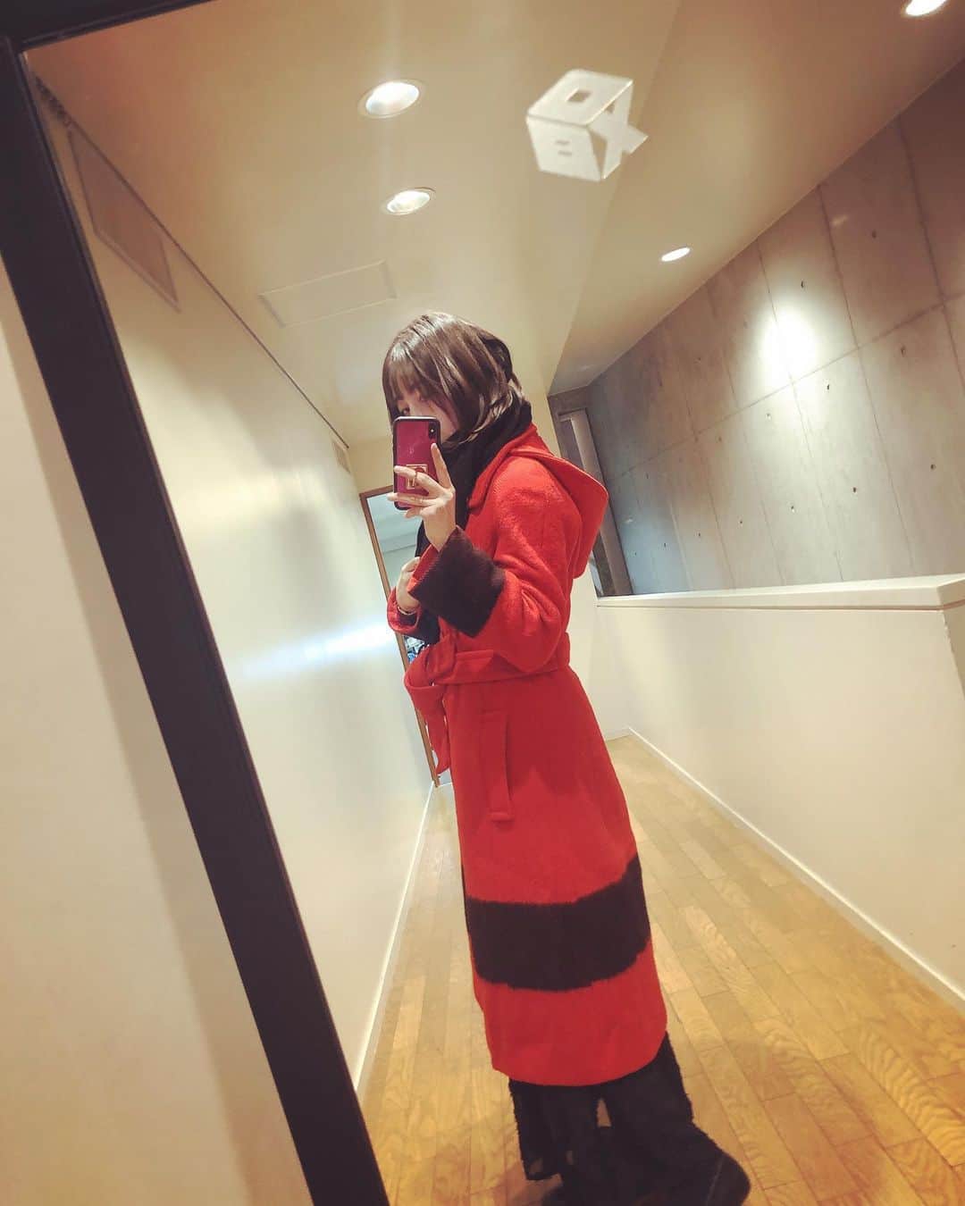 沢井美優さんのインスタグラム写真 - (沢井美優Instagram)「お気に入りの赤いコート♡ るんるんるーん。  #珍しく赤 #赤コート #赤黒 #事務所の大きな鏡 #好き #中身は黒 #どうですか #古着 #hudsonsbay #携帯ケースも珍しくピンクです #沢井どうした #年末なので夜更かしちゃん」12月31日 1時11分 - sawai_miyuu