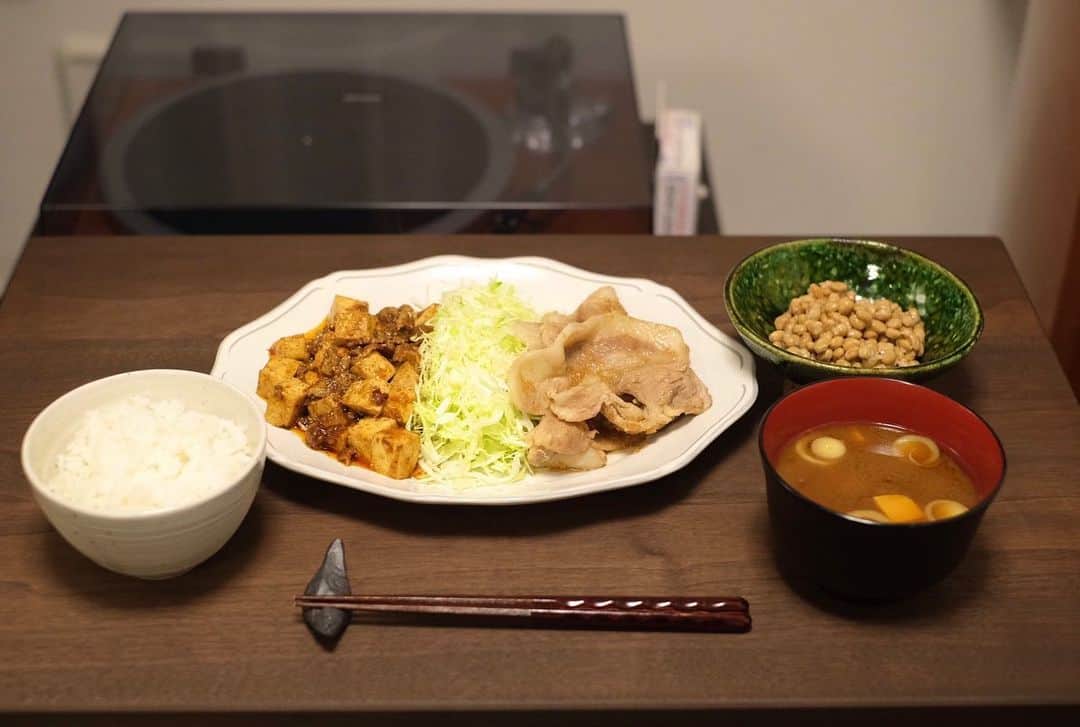 休日課長さんのインスタグラム写真 - (休日課長Instagram)「久々の自炊。 わがまま定食。 手作り麻婆に手作りしょうが焼き。 しじみ出汁の味噌汁に今日お土産で買ってきたなっとう。 ハッキリ言って、激ウマです。 ごはん、足りません。」12月30日 23時40分 - kyujitsu_kacho