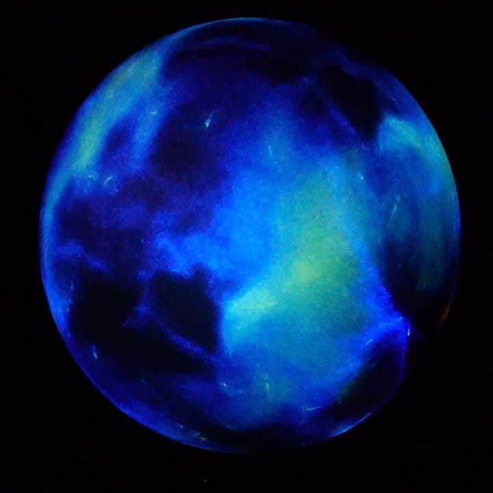 アナンダ・ジェイコブズのインスタグラム：「New music coming January 10th. #PALOR #wanderer #albumrelease #remaster #producer #swirl #planets #globe #venus #universe #universequotes #pullmedown #アートミュージック #electropop #anandajacobsmusic @vel_sun_ @ananda_jacobs_ Check link in bio ↑#musicof2020 #wondermoments #松尾高弘 @lucent_by_takahiromatsuo」