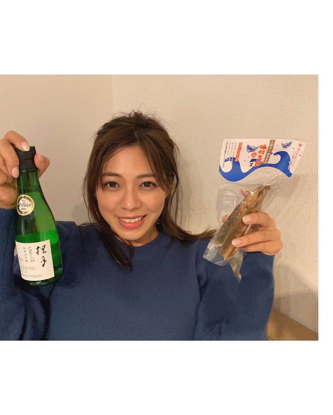 わちみなみさんのインスタグラム写真 - (わちみなみInstagram)「福岡からきてる友達が日本酒くれました😂💕ありがとう🥃 高知でつくってるお酒らしい🥃 飲むの楽しみ(^｡^) 2枚目は鰹の生乾きのもの！これ子供のときによくたべてたかも  そして @zarahabeauty 締めしました✨今年一番お世話になったサロンでした💗斎藤さんとても指がしっかりしています、、！行ってみてください  明日はジョイポリスで年越しのイベントです✨ お台場島で年越ししましょう！😂 #高知のお土産 #年越し #わちみなみ」12月30日 23時54分 - wacchime