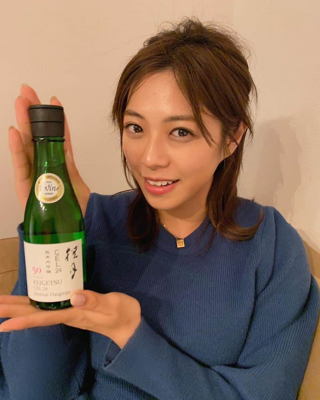 わちみなみのインスタグラム：「福岡からきてる友達が日本酒くれました😂💕ありがとう🥃 高知でつくってるお酒らしい🥃 飲むの楽しみ(^｡^) 2枚目は鰹の生乾きのもの！これ子供のときによくたべてたかも  そして @zarahabeauty 締めしました✨今年一番お世話になったサロンでした💗斎藤さんとても指がしっかりしています、、！行ってみてください  明日はジョイポリスで年越しのイベントです✨ お台場島で年越ししましょう！😂 #高知のお土産 #年越し #わちみなみ」