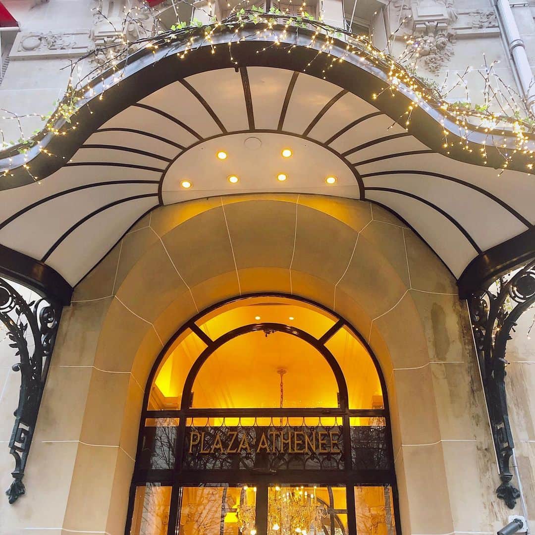 山田優依さんのインスタグラム写真 - (山田優依Instagram)「Hotel Plaza Athenee🇫🇷 . フランス最高級のパレス（宮殿）ランクに格付けされて いる10軒のパリ名門ホテルの内の一つプラザアテネ . 著名人が通う伝統あるホテルでホスピタリティも とても良くて気持ちの良い時間でした✨ . モーニングで頂いた様々なペストリー、ジャムどれも 本当に美味しくて最高のグルテン、シュガー食べ納め😍 . #France #Paris #PlazaAthenee #FiveStarHotel #palacehotel #foodtraveller」12月30日 23時50分 - yui_gourmetwalker