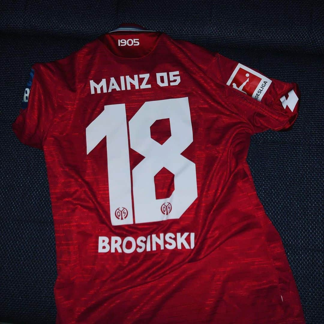 ダニエル・ブロジンスキのインスタグラム：「Zum Jahresende gibt es nochmal ein kleines Giveaway ... Verlose dieses Matchworn Trikot von mir ... Einfach 1.Folgen 2.Liken 3.Teilen und 4.Kommentieren wieso ihr das Trikot verdient hättet :) .... Bis zum 1.1.20 habt ihr Zeit , viel Glück 🍀 Gewinner wird per Pn benachrichtigt」