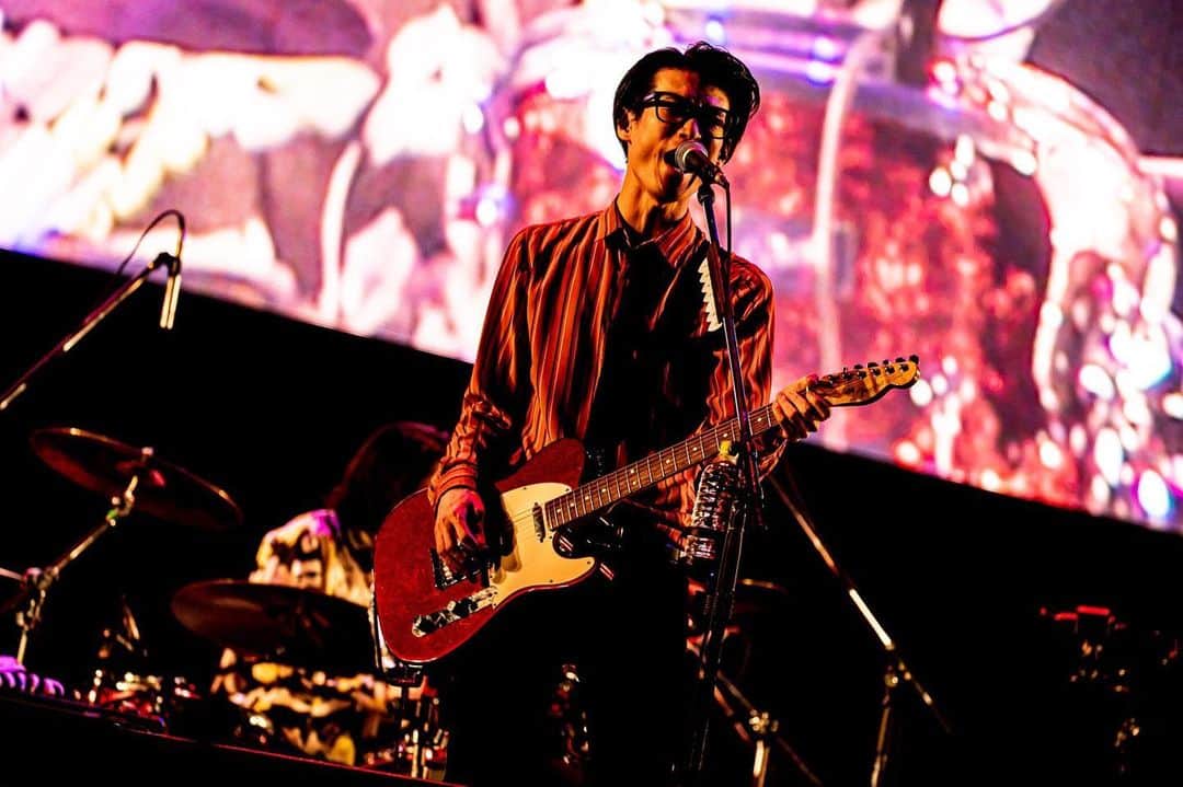 米田貴紀のインスタグラム：「ギターの位置は高過ぎず低過ぎず🎸 photo by祥子ちゃん  #夜の本気ダンス #cdj1920  #galaxystage  #fendertelecaster」