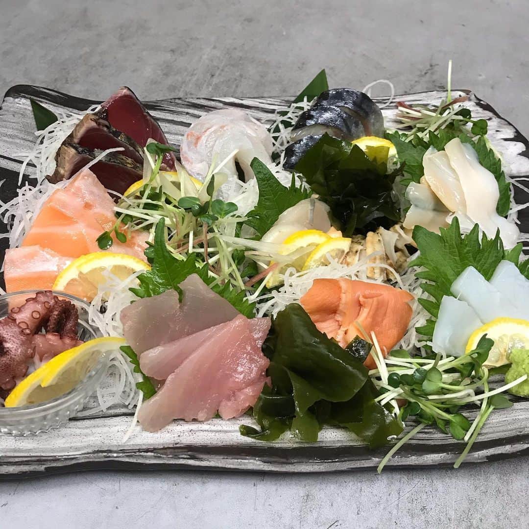 鶏魚 谷町のインスタグラム：「鶏魚です！しーちゃんです🎶 本日をもって、今年の営業を終了させていただきます。 今年もいろいろとありがとうございました*\(^o^)/* 来年もよろしくお願いします💕 新年2日からの営業となっております❣️ #今年もお世話になりました #来年もよろしくお願いします #鶏魚 #大阪 #谷町四丁目 #駅近 #セルフ飲み放題 #地域最安値 #コース #座敷 #個室 #貝盛り放題 #ガンガン焼き #あさり #はまぐり #ホンビノス貝 #牡蠣 #さざえ #飲み会 #女将」