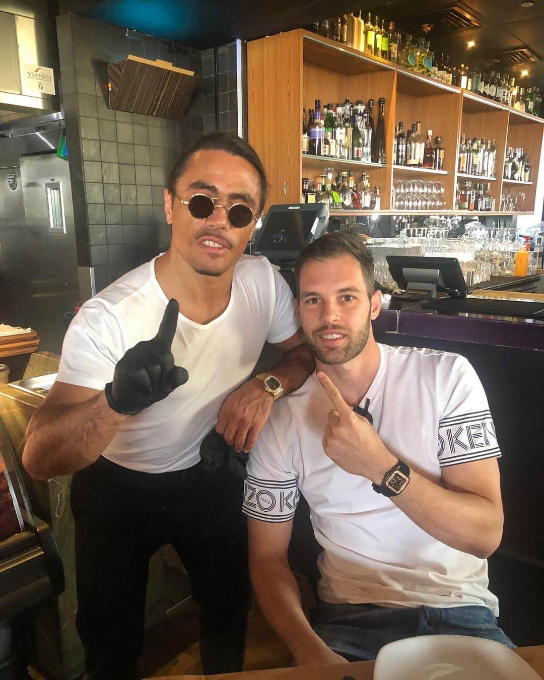 ヘスス・フェルナンデス・コラードのインスタグラム：「Here with the King of Meat!! 👑🥩👑 +25kt 🤩 #saltbae#saltlife#salt#nusret#dubai#instagood#pictureoftheday#lifestyle#vacation#foodporn#meatlover#instamood」