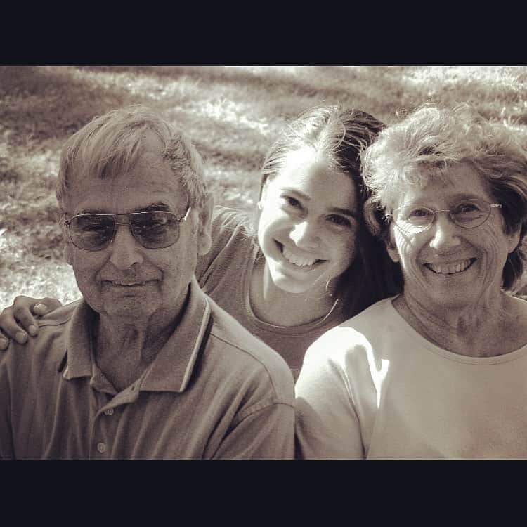 アリッサ・シズニーのインスタグラム：「I will miss you, Grandpa. 💔😢 Thank you for being so kind always, for being so happy and so content, even when you couldn’t remember any longer. The love you had for Grandma, the love you had for all of us, thank you. Rest In Peace.」