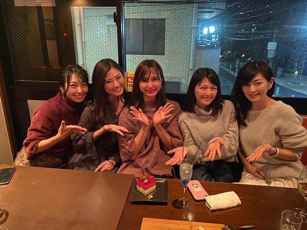 藤本真由さんのインスタグラム写真 - (藤本真由Instagram)「大好きなfamilyにお誕生日お祝いしてもらいました❤️ #gazoolady #family #忘年会」12月31日 0時07分 - mayusuke25