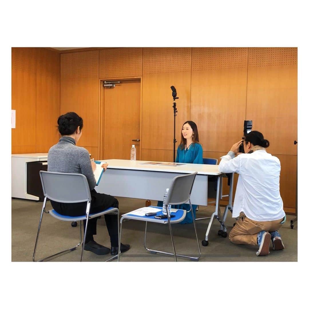 荒牧陽子のインスタグラム：「2019.12.31  ラジオ / web情報誌﻿ ┈︎┈︎┈︎┈︎┈︎┈︎┈︎┈︎┈︎┈︎┈︎┈︎﻿ ✰︎ラジオ出演とweb情報誌掲載のお知らせ✰︎﻿ ﻿ 元日にラジオ出演します！﻿ （2番組出演します）﻿ お車の移動中など、お時間ありましたら﻿ 是非聴いて下さいね！﻿ ﻿ ■2020年1月1日﻿ ＡＭ３：００～５：００ 生放送﻿ ＴＢＳラジオ ◎池田めぐみのＦｉｎｅ！！（全国ネット） ゲスト：荒牧陽子　 ものまね生ライブ有り、トーク有りの2時間生放送です！！ HPはこちら↓からご覧ください。 https://www.tbsradio.jp/fine/﻿ ﻿ ﻿ ■2020年1月1日﻿ １２：００～１５：００ 放送﻿ FMヨコハマ ◎E-ne!～good for you～﻿ ゲスト：荒牧陽子 ※１２：３０頃の出演になります。  HPはこちら↓からご覧ください。 https://www.fmyokohama.co.jp/pc/program/E-ne﻿ ﻿ ーーーーーーーーーー﻿ ﻿ ■日刊webタウン情報おかやまに、﻿ 荒牧陽子のインタビュー記事が掲載されました。﻿ https://tjokayama.jp/special/aramakiyoko20191213/﻿ ↑色々お喋りした記事と写真を載せてくださっています。﻿ 是非覗きに来て下さいね✩︎⡱﻿ インスタ写真はインタビューの様子です。﻿ ┈︎┈︎┈︎┈︎┈︎┈︎┈︎┈︎┈︎┈︎┈︎┈﻿ #荒牧陽子﻿ #リスペクト私が昭和を歌ったらこんな感じ﻿ #カバーアルバム﻿ #CD﻿ #TBSラジオ﻿ #FMヨコハマ﻿ #日刊webタウン情報おかやま」