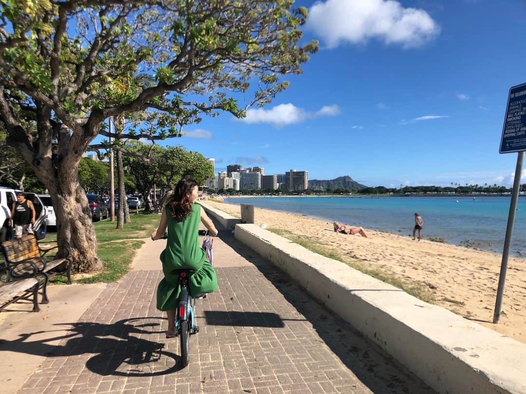 小山愛理さんのインスタグラム写真 - (小山愛理Instagram)「. カカアコからアラモアナビーチの方までサイクリング🚲 bikiにお世話になりました！ 街中あらゆるところにステーションがあって、乗り捨てもできるからものすごく便利でした✨ 自転車に乗るのは、竹富島で乗った以来だったかも… 気分爽快☺️✨ .  #hawaii#honolulu#oahu#kakaako#hawaiistagram#aloha#hawaiitrip#hawaiivacation#biki#ハワイ#ハワイ旅行#サイクリング」12月31日 0時10分 - koyama_airi