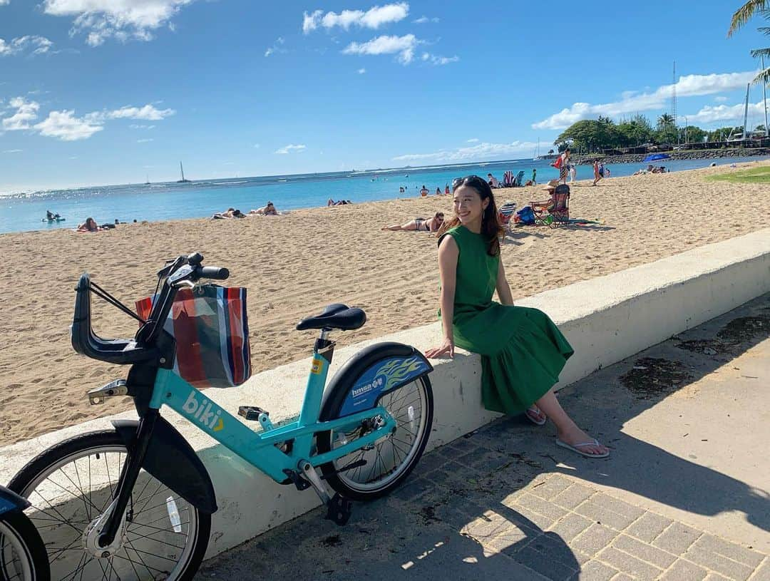 小山愛理さんのインスタグラム写真 - (小山愛理Instagram)「. カカアコからアラモアナビーチの方までサイクリング🚲 bikiにお世話になりました！ 街中あらゆるところにステーションがあって、乗り捨てもできるからものすごく便利でした✨ 自転車に乗るのは、竹富島で乗った以来だったかも… 気分爽快☺️✨ .  #hawaii#honolulu#oahu#kakaako#hawaiistagram#aloha#hawaiitrip#hawaiivacation#biki#ハワイ#ハワイ旅行#サイクリング」12月31日 0時10分 - koyama_airi