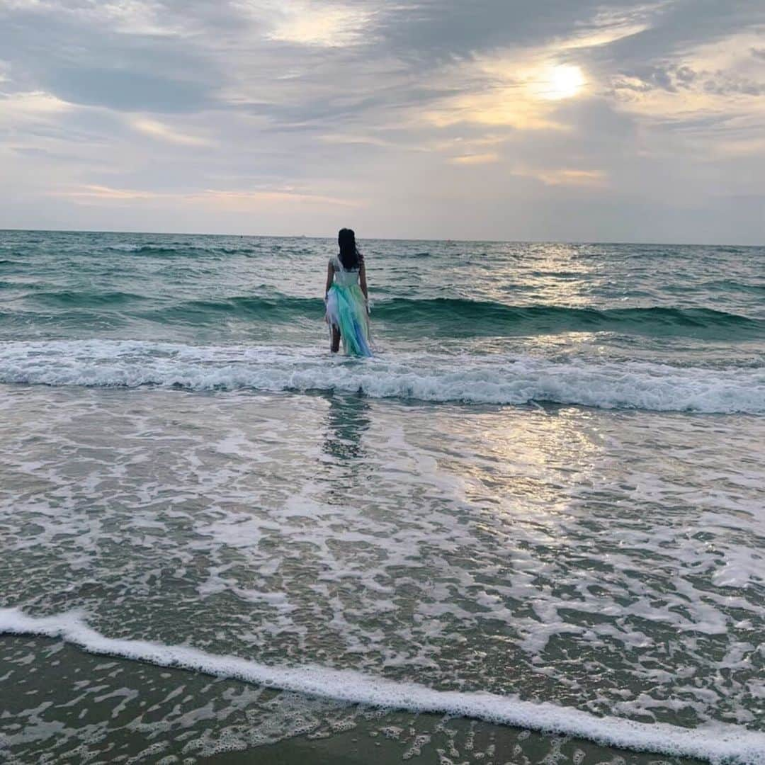 永田レイナさんのインスタグラム写真 - (永田レイナInstagram)「2019年。 心身共に健康とは言い難い一年でしたが、 これまでにないほど 自分自身と向き合った年でもありました。 . 「好きなもの」と「嫌いなもの」 「やりたいこと」と「やりたくないこと」 「続けたいこと」と「やめたいこと」  歳を重ねるごとに有耶無耶にして 知らず知らずのうちにグレーにしていたものに、 もう一度白黒つけていく中で 本当に大事にするべきものが見えてきたような。 私にとってはそんな一年でした。  皆様はいかがでしょうか？  今年出会ってくださった皆様 支え、応援してくださった皆様 本当にありがとうございました。 来年もよろしくお願い致します。 良いお年をお迎えください。 . #2019」12月31日 0時20分 - reina_nagata