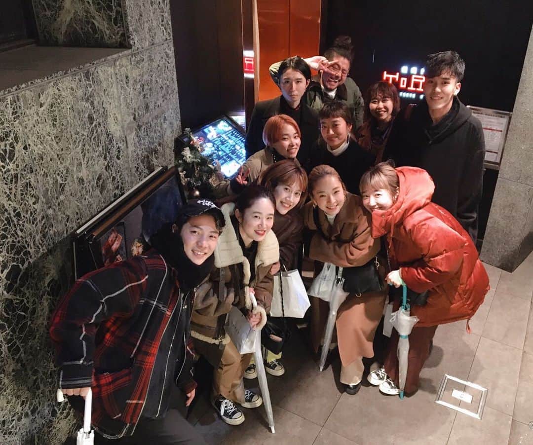 野々口祐子のインスタグラム：「本日でSYAN仕事納め✂️ 2019年たくさんのお客様にご来店いただきありがとうございました！！ そして、スタッフみんなよく頑張りました！！ 心からみんながいてくれて良かったと思える１年でした。 ありがとう☺️🧡 #syan_tokyo #忘年会」