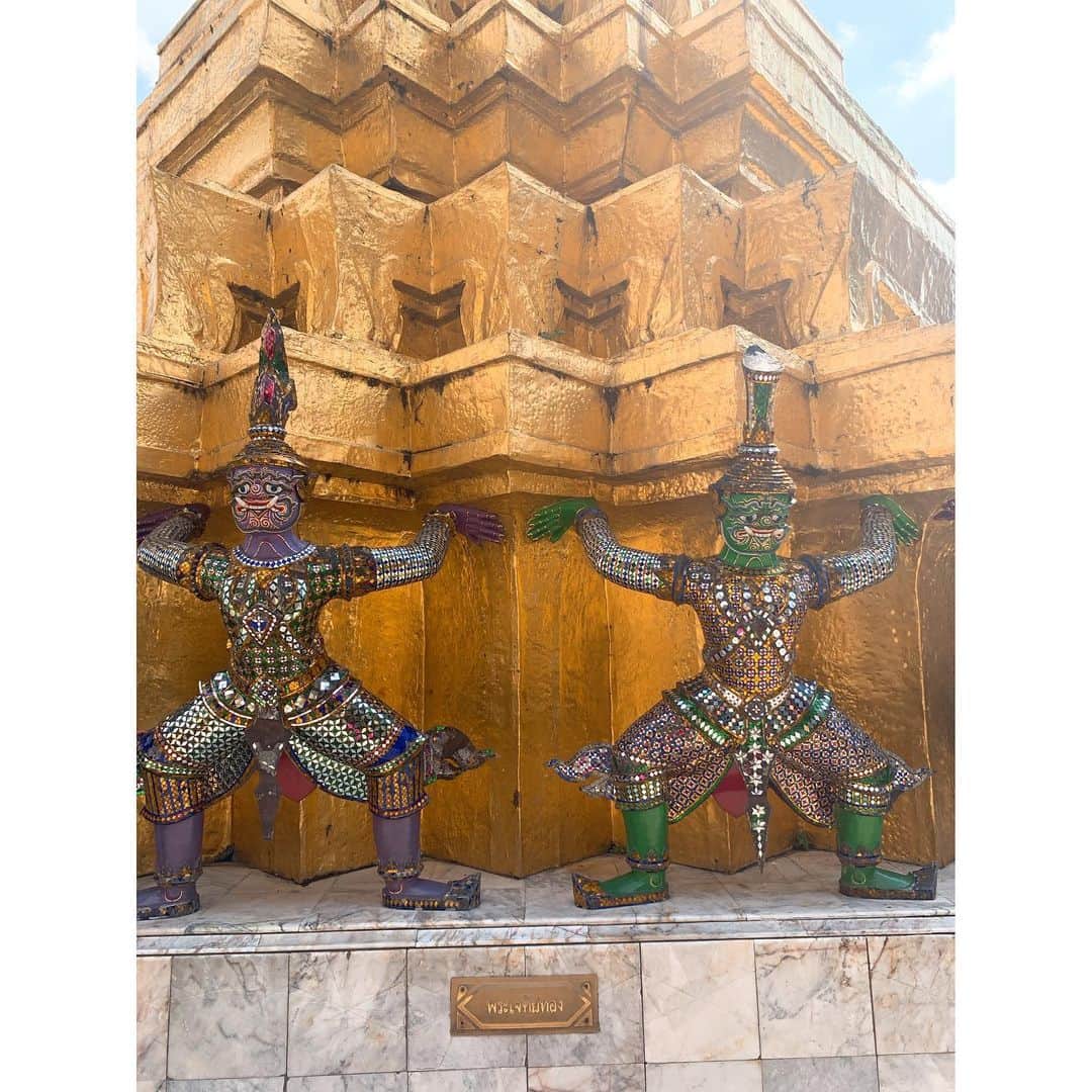 坂田陽子さんのインスタグラム写真 - (坂田陽子Instagram)「バンコク市内三大寺院へ1人で行ってみた😆 ・ プロンポンの駅から高架鉄道BTSでサイアム駅へ。そこからメータータクシーでおよそ15分（大体80バーツ280円くらい）でまずは エメラルド寺院、 #ワットプラケオ へ。 ・ そこからお隣の　#ワットポー　までは歩いて行けるけど、暑くて辛かったのでタクシー移動😂 ・ 黄金の涅槃像を見て、ワットポー裏手の船着場から、チャオプラヤー川の渡し舟で　（4バーツ、およそ15円。安っ💦）暁の寺院　#ワットアルンへ。 ・ 絢爛豪華なワットプラケオやワットポーより、 穏やかな色彩が好きだったなぁ。 ・ 再びチャオプラヤー川を渡り、 船着場からサイアムまで戻るタクシーは、メータータクシーが捕まらず💦最初に止めたTAXIにはぼったくられそうになり（行きの4倍も吹っかけられた😂） 現地で覚えたタイ語、ペーン‼️を連発し乗車拒否笑。 その後三台目でまともな料金で乗れた笑笑 ちょっとだけ逞しくなれた❗️ ・ と、駆け足で4時間で三大寺院巡りできたよ😆」12月31日 0時15分 - yokosakata