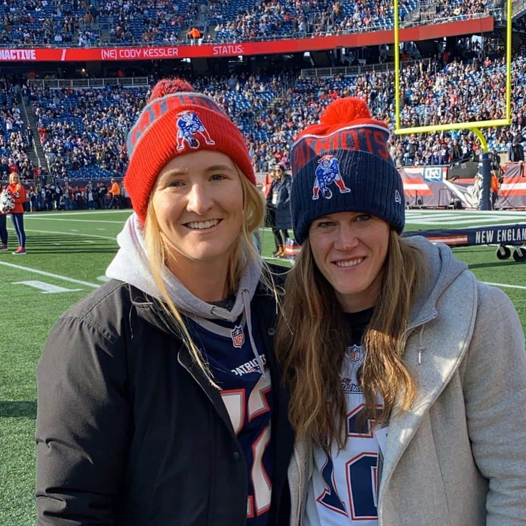 アリッサ・ナアーのインスタグラム：「Sunday funday for a couple New Englanders, thank you @patriots for having us! Good luck in the playoffs #patsnation 🏈」