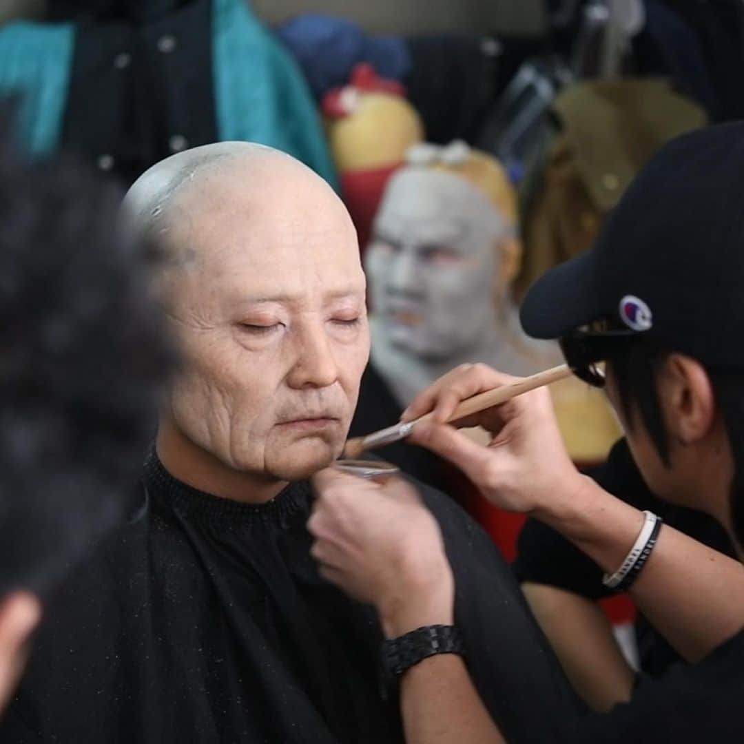 Amazing JIROさんのインスタグラム写真 - (Amazing JIROInstagram)「I did an old age makeup demonstration in Qingdao, China!  #amazing_jiro #sfxmakeup #specialeffectsmakeup #prostheticmakeup #specialeffects #sfx #oldage #oldagemakeup #old #makeup #makeupart #art #makeupartist #china #qingdao  #特技化妝 #化妝 #化妝師 #化粧 #特殊メイク #メイク #老人 #アート #メイクアップアーティスト #中国」12月31日 0時29分 - amazing_jiro