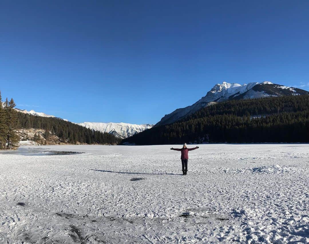 石黒エレナさんのインスタグラム写真 - (石黒エレナInstagram)「Banff . . . #Canada #banff #banffnationalpark #banffcanada #banffalberta #lake #winterlake」12月31日 0時28分 - 08elena05